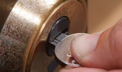 CAMBIAR LA CERRADURA DEL DOMICILIO FAMILIAR ¿ES DELITO?
